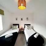 3Br House With 3 Bathrooms - Families - Professionals - Relocators - Nec - Bhx - Hs2 - Jlr - Travel Cot Available - Pets Welcome - Free Parking